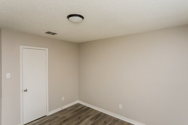 Building Photo - 1009 Chelsea Ln