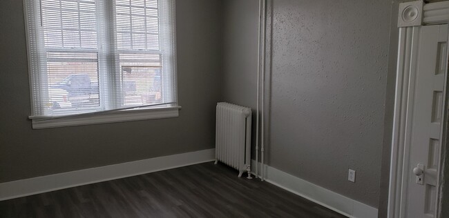 Building Photo - 2 bedroom 1 bath apartment