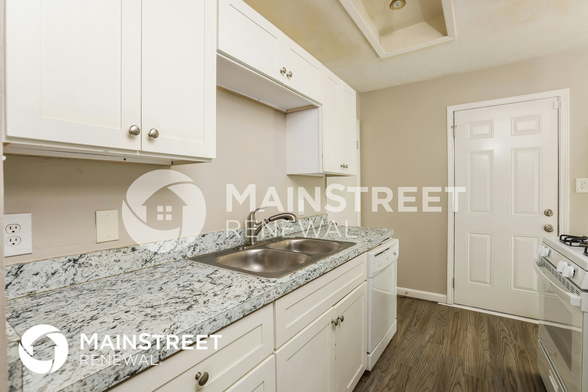 Building Photo - 454 Roxbury Dr
