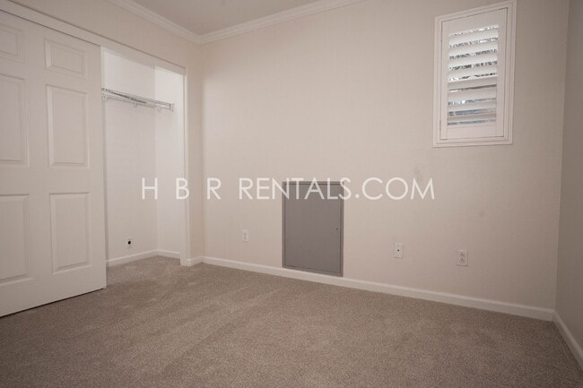 Building Photo - Comfort, Convenience & Space — Tracy Living at Its Best