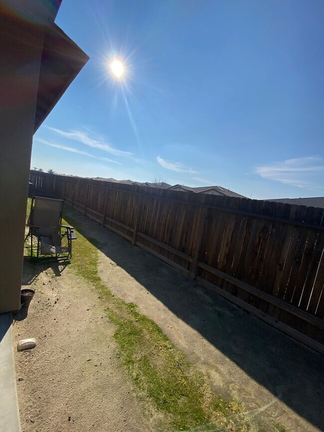 Building Photo - Welcome to the Best Deal in Town. Fully furnished 4 BD 2 BA house on a corner lot