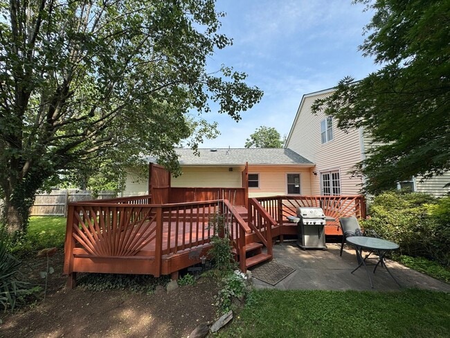 Building Photo - Beautiful 3 Bed 2.5 Bath Single Family Hom...