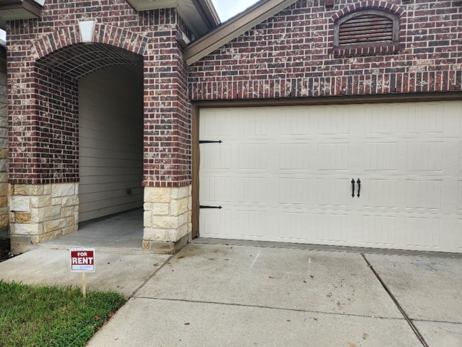 Building Photo - 5502 Red Pine Dr