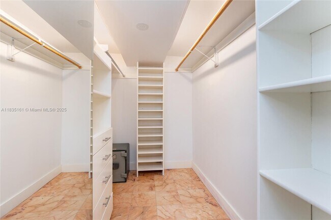 Building Photo - 3400 Poinciana Ave