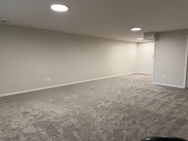 Building Photo - Walkout ranch townhome with 2 stall garage...