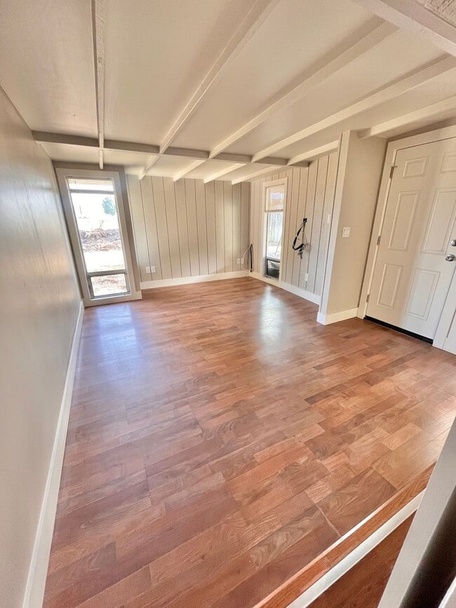 Building Photo - Newly Remodeled & Full of Character!