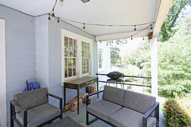 Building Photo - Charming Fry's Spring Cottage Near UVA