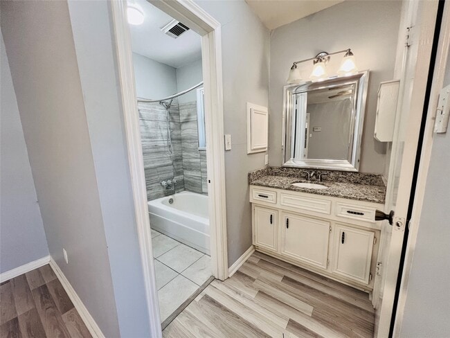 Building Photo - 422 Gamewood Dr