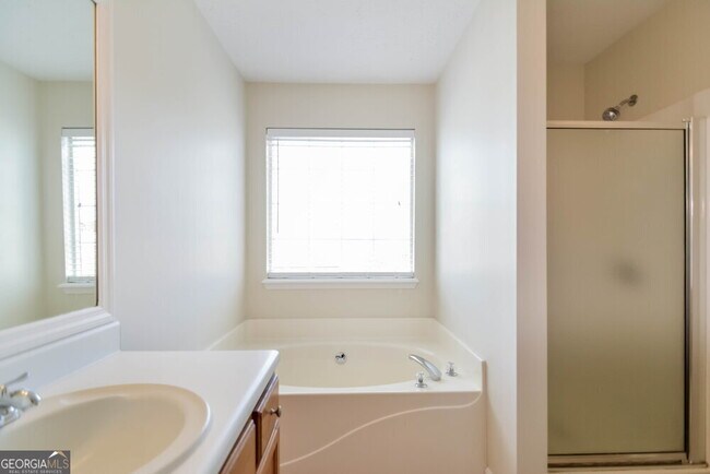 Building Photo - 2770 Lake Park Ridge W