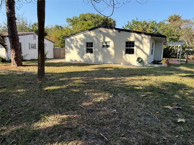 Building Photo - 1701 SW 13th Ct