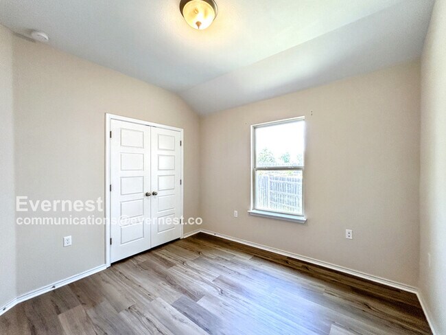 Building Photo - 5604 Bonneville Bend