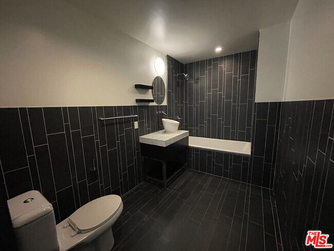 Building Photo - 727 W 7th St