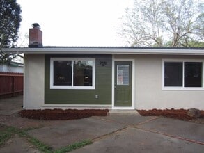 Building Photo - 4 bedroom 2 bath house in Holbrook Heights- Concord