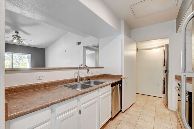 Building Photo - Adorable Southwest condo