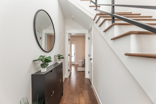 Building Photo - 605 Middle St