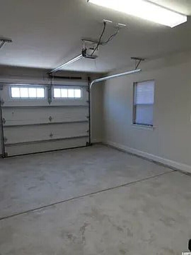 Building Photo - Modern 3 Bed/3 Bath End Unit Townhome - Close to Everything - GREAT PRICE!