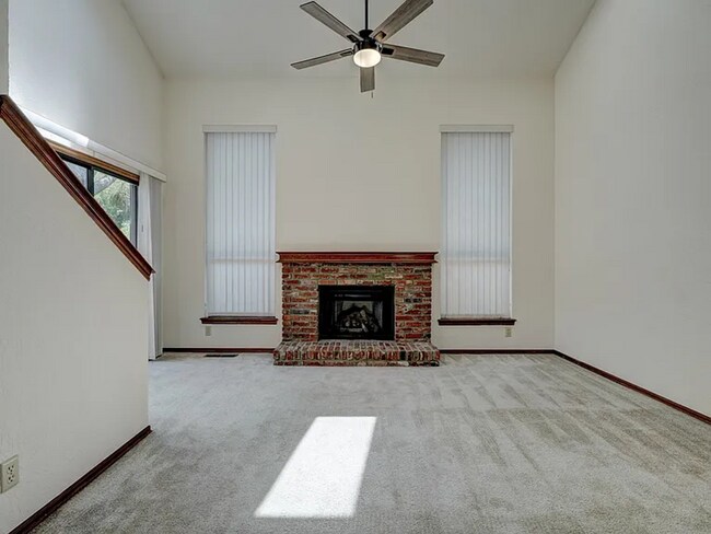 Building Photo - Beautiful 3bed/3bath Townhome Available in Westside Norman!!