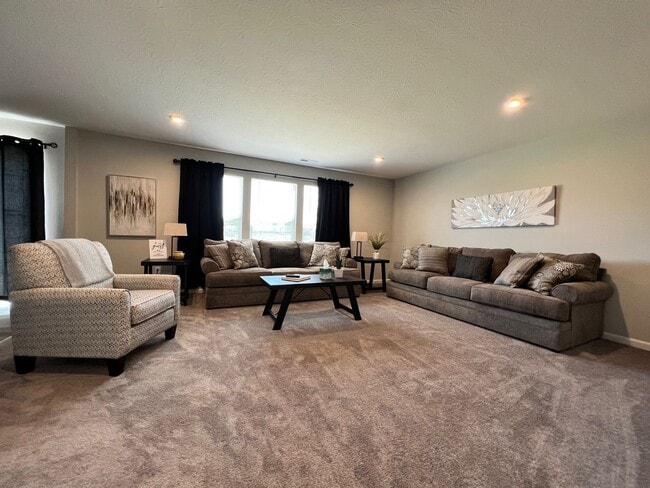 Building Photo - Great Neighborhood home with Pool and workout facility