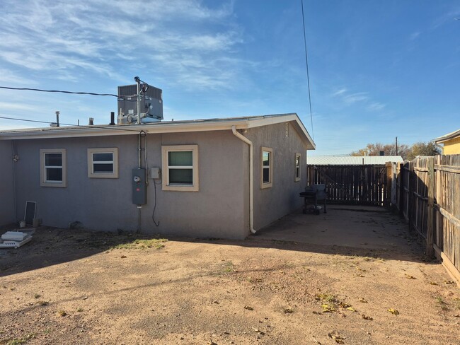 Building Photo - 4- Bedroom 1.5 bath home with over 1400sqft of living space!!