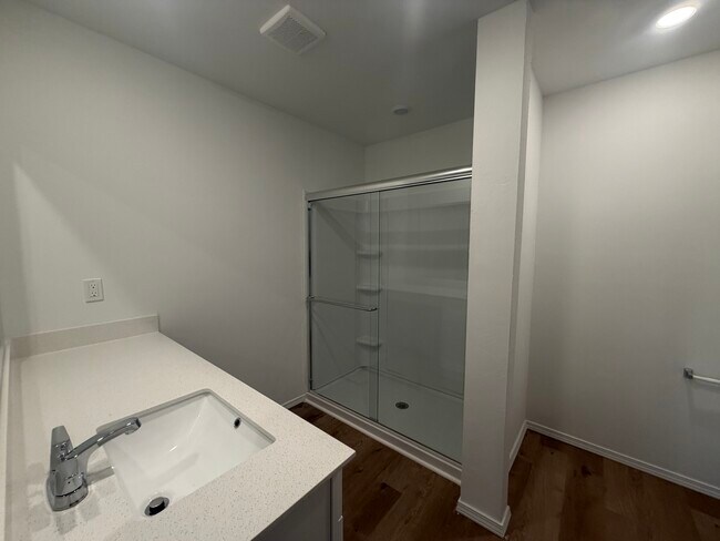 Building Photo - 2100 W 30th Ave