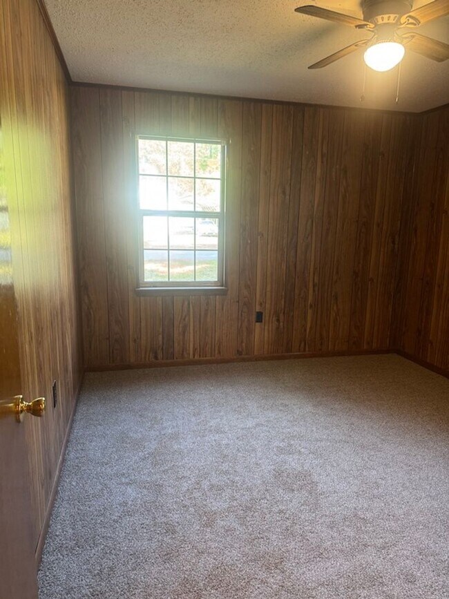 Building Photo - Middle of Town