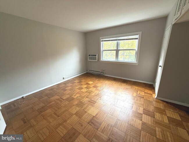 Building Photo - 3254 Valley Dr