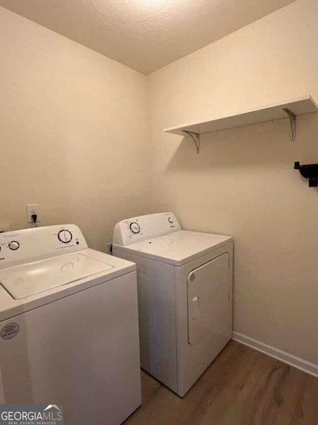 Building Photo - Act Fast on this Beautiful 4BR/2BA