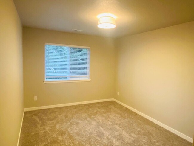 Building Photo - Beautiful Newer Home in Terrific Salmon Creek Location