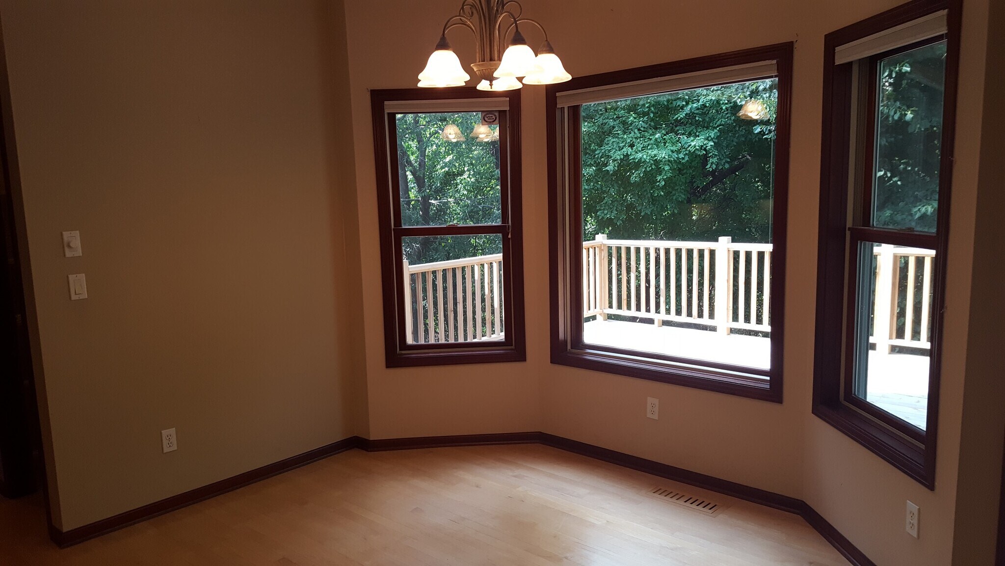 Breakfast nook - 2007 Glendale Hills Dr NE