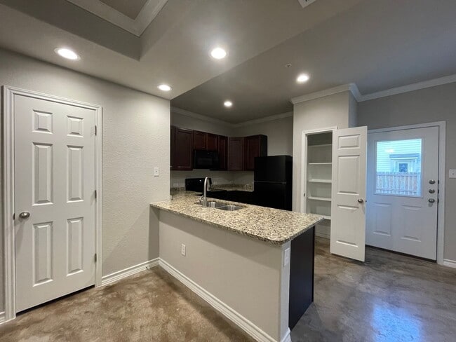 Building Photo - Town home for rent