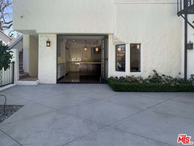 Building Photo - 610 N Arden Dr