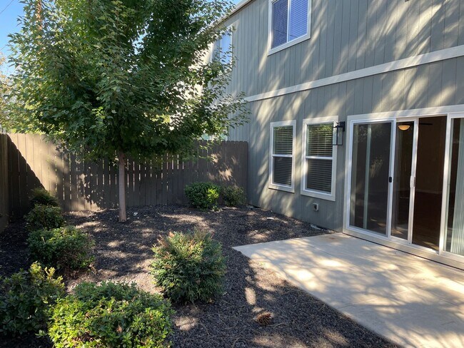 Building Photo - Gorgeous 4 Bedroom 2.5 Bath Home-A Must Se...