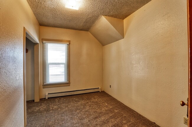 Building Photo - 625 Lewis St