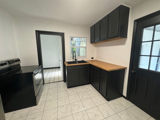 Building Photo - 2 Bedroom 1 Bath with Hardwoods for Rent