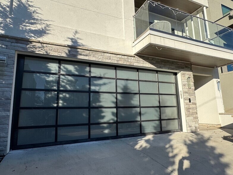 Building Photo - 4732 Mercier St