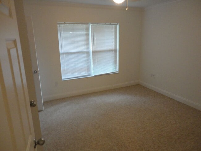 Building Photo - Beautiful 2 Bedroom, 2.5 Bath Condo in Desirable Isabella Park