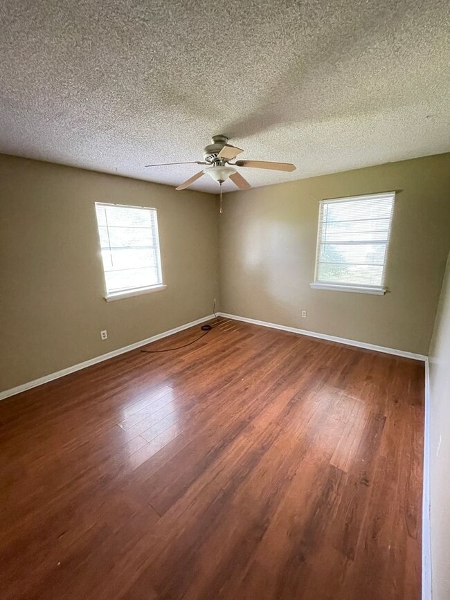 Building Photo - 3 bed 1.5 bath near Baum Stadium