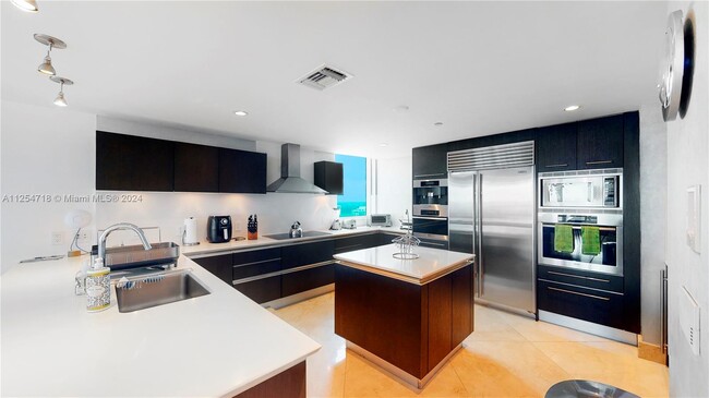 Building Photo - 17001 Collins Ave
