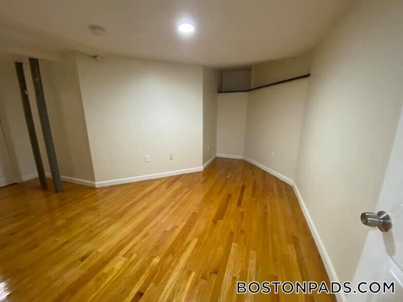 Building Photo - 171 Hemenway St