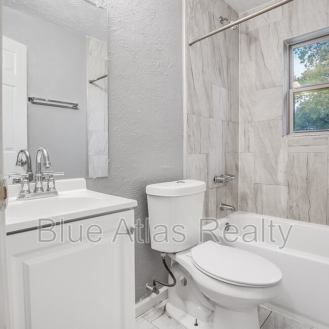Building Photo - 2215 Riverview Dr