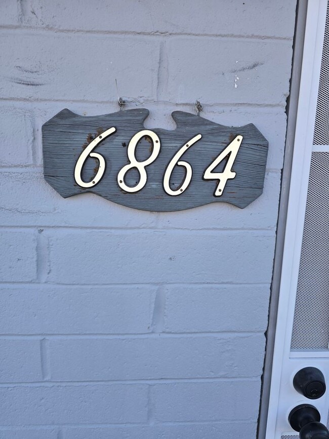 Building Photo - Rooms for Rent – Furnished, Lockable, & Private Backyard! 6 Spots Open.