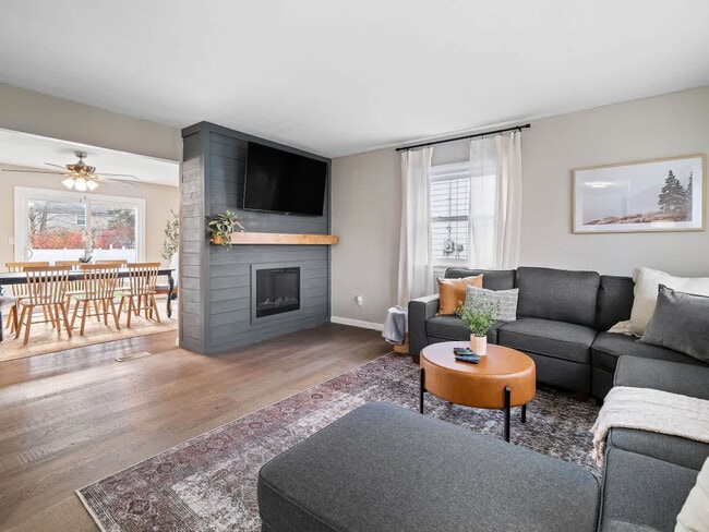 Building Photo - 4861 Pineview Dr