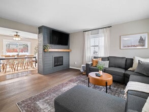 Building Photo - 4861 Pineview Dr