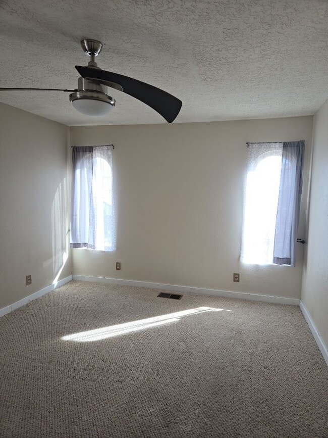 Building Photo - 4 Bedroom, 3 Bathroom! Lovely Home!