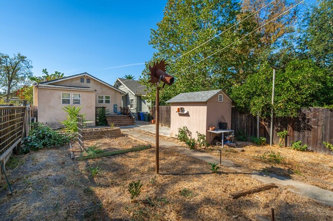 Building Photo - Adorable 3 Bedroom 2 Bath