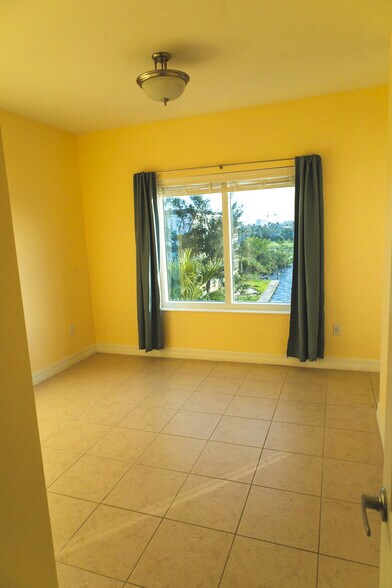 Guest bedroom, with closet, lanai/patio access, and view of the Calossahatchee - 2743 1st St