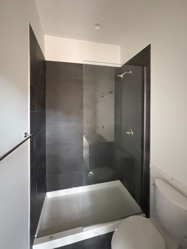 Building Photo - Spectacular 3 Bed/3 Bath Penthouse Apartment in prime Lincoln Park Location. Semi-Private Elevato...