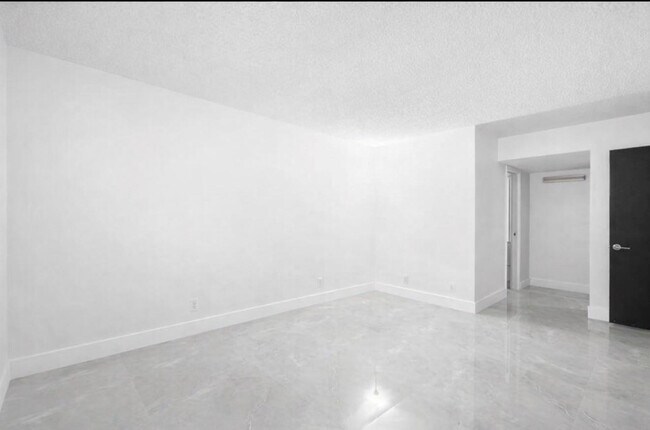 Building Photo - 500 Oaks Ln