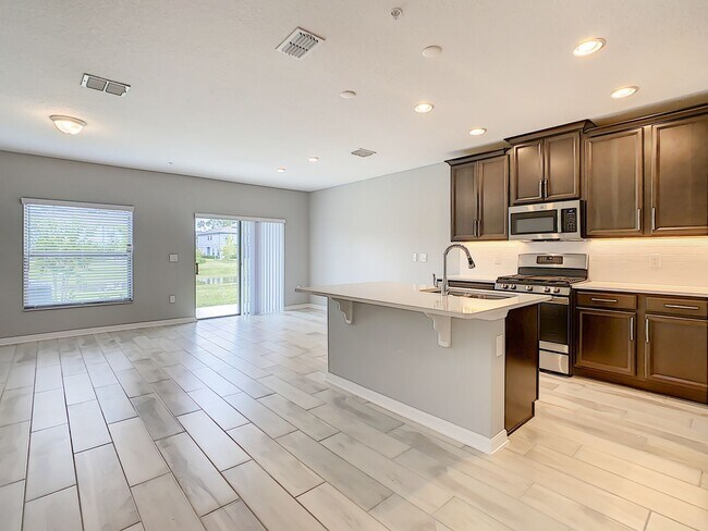 Building Photo - Stylish 3-Bedroom Townhome in Gated Sanfor...