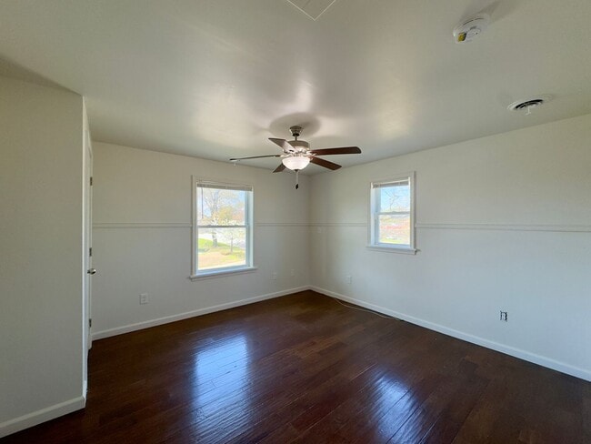 Building Photo - Charming 5 Bedroom/2 Bathroom Home with Large Backyard in Essex, MD!